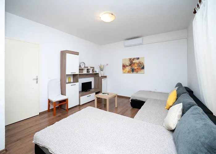 With Parking Space Palit, Rab - 22676 דירה