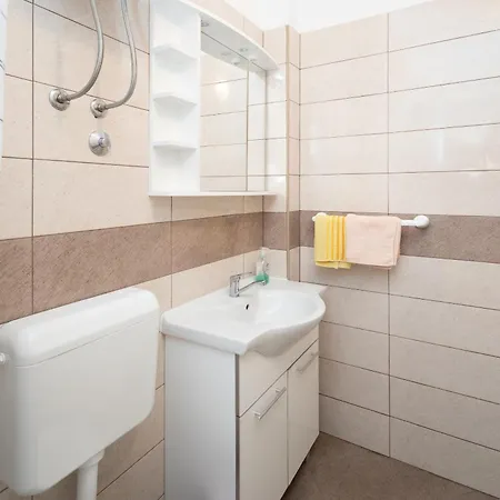 Apartment With Parking Space Palit, Rab - 22676 Rab Town